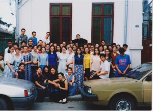 adolescenti 1999 in fata vechii adunari